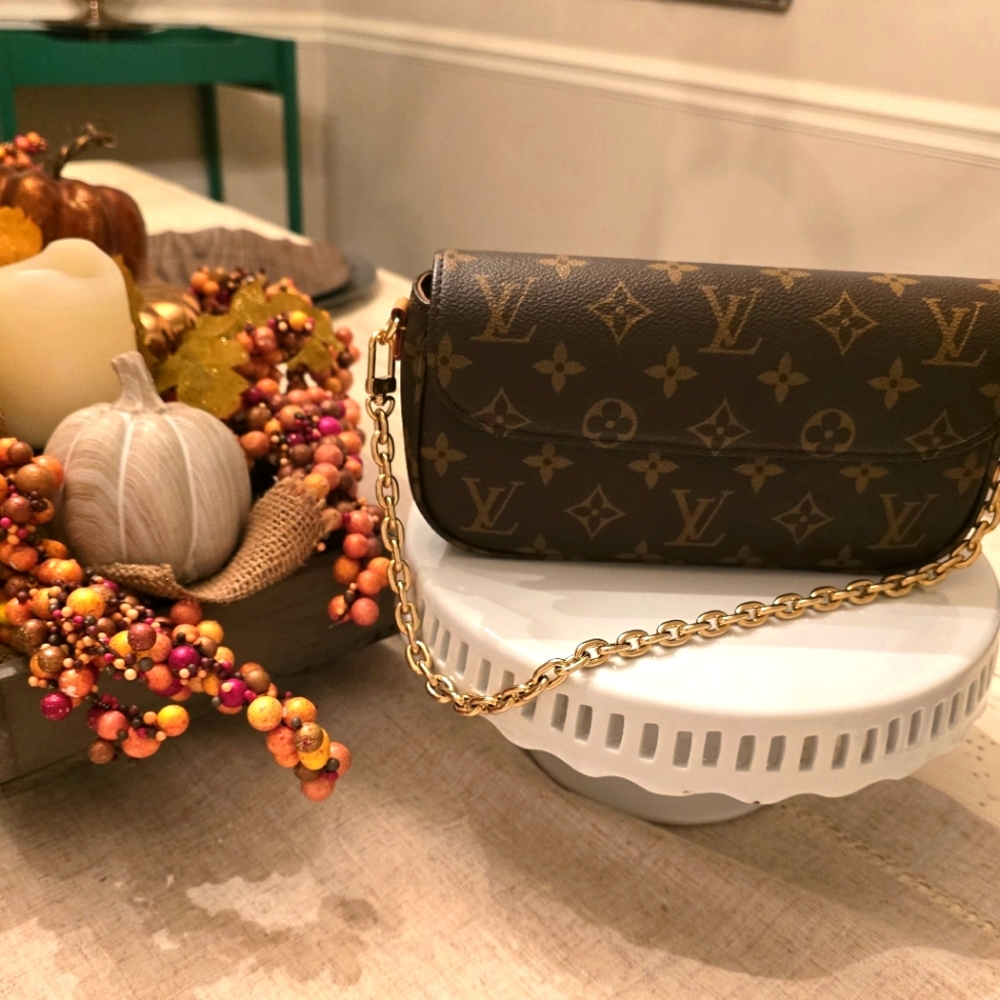 Louis Vuitton Ivy Wallet On Chain.